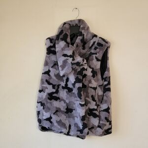 Susan Graver Asymmetrical Gray/Black Camo Sherpa Vest - Brand New, Size 2X
